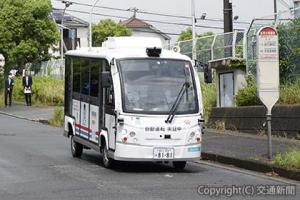 走行する自動運転車両。上部にカメラとマイク、前面ガラス下の左右それぞれにレーザーレーダーが取り付けられている