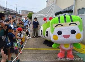 記念撮影する家族連れでにぎわう場面