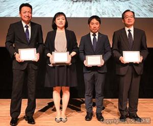 授賞式に出席した明見副長（右から２人目）、ஷ田副本部長（同３人目）ら＝ＪＲ東日本提供＝