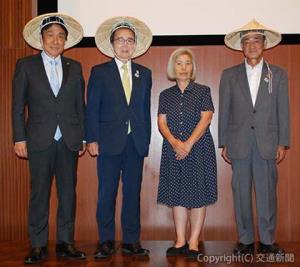 贈呈された菅笠をかぶる半井理事長（右端）、池田知事（左から２人目）、辻村市長（左端）ら