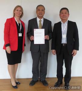 「ISO Excellence Award」を受賞した野澤氏（中央）。右はISO/TC269の田中裕議長（鉄道総研提供）