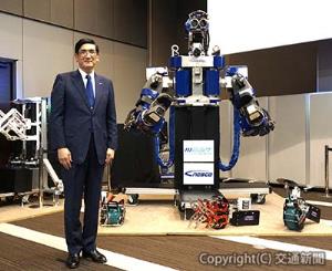 重機のロボット部分を披露する長谷川社長