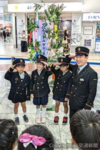 園児は子ども制服を着て加藤邦忠駅長と記念撮影