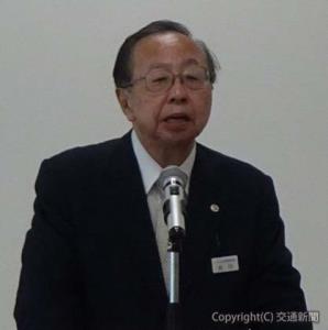 あいさつする白川会長