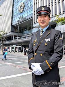 「挨拶日本一」を掲げる加藤駅長