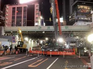 ＪＲ渋谷駅は南北両側で主要幹線道路をオーバークロス。駅改良では道路交通を一時通行止めにして工事間合いを確保しました
