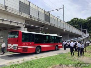 大型バスを使って避難誘導路を確認する関係者（ＪＲ長野支社提供）