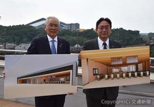 駅舎デザインを披露する綿貫社長（右）と上野市長。背後の三角屋根が球場