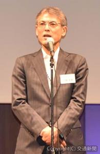 あいさつする三林新会長