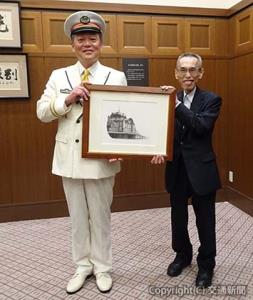 贈呈式で記念撮影する百瀬駅長（左）と大津理事長
