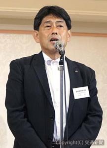 あいさつする金田新会長