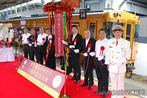 くす玉を開花した長戸本部長（左から４人目）、野本駅長（右端）ら
