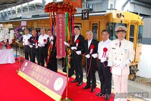 くす玉を開花した長戸本部長（左から４人目）、野本駅長（右端）ら