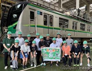 綾瀬車両基地内で記念撮影する高校生クラスの参加者