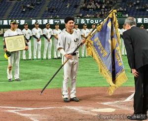 表彰式で白獅子旗を受け取る菅野主将