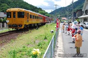 沿線地域の人たちの熱烈な歓迎を受けながらゆっくりと通過する「伊予灘ものがたり」＝伊予出石駅付近＝