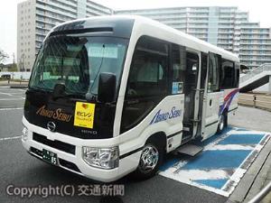 たなか駅で発車を持つ「柏ビレジコミュニティバス」。バスはノンステップではありませんが、ドアが開くとステップがせり出します