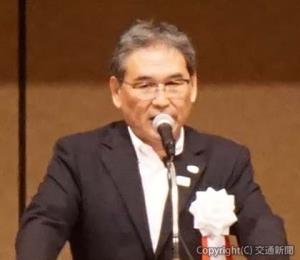 あいさつする長井会長