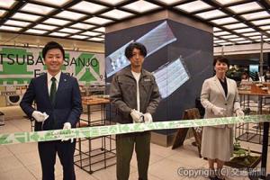 テープカットを行う（右から）白山支社長、齋藤代表取締役、滝沢市長