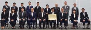 贈呈式に出席した喜㔟社長（前列中央）、和田部長（同右から４人目）ら