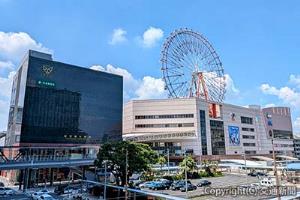 「アミュプラザ鹿児島」本館とプレミアム館（写真左）