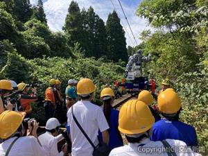 保守工事見学会（ＪＲ金沢支社提供）