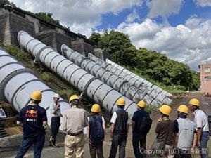 信濃川発電所千手発電所を見学する参加者（ＪＲ東日本提供）