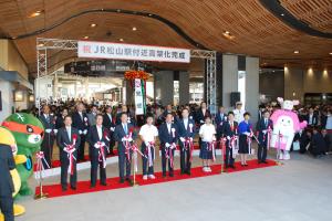完成セレモニーでテープカットした四之宮社長（右端）、野志会長（右から５人目）、中村知事（同６人目）ら
