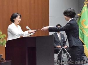 内定通知書を手渡す中川本部長（左）