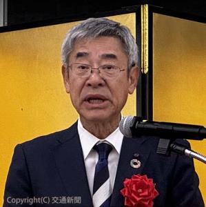 あいさつする原田会長