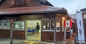 亀崎駅に現れた〝酒場〟の入り口（右）