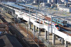 高架に生まれ変わった松山駅を発車する特急「しおかぜ・いしづち」（手前）