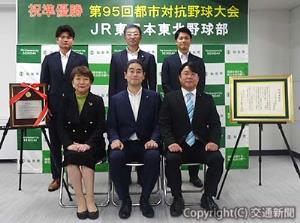 贈呈式に出席した新井部長（前列中央）、西村監督（後列中央）、郡市長（前列左端）ら