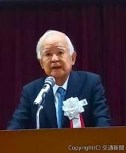 あいさつする大塚会長