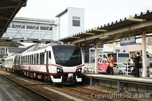 ９月28日にキャンペーンのオープニングを飾る列車として、三陸鉄道宮古駅を出発する「ひなび」（ＪＲ東日本提供）