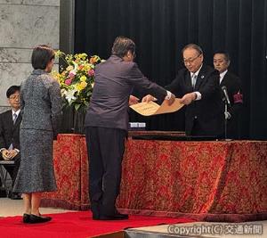 吉岡幹夫事務次官から表彰状を受ける各部門代表者