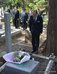 モレルの墓に献花する矢野支社長（ＪＲ横浜支社提供）