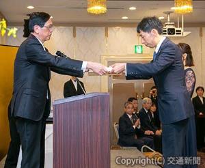 長谷川社長（左）から表彰状を受け取る受賞者（ＪＲ西日本提供）