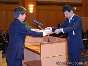 四之宮社長（左）から表彰状を受け取る受章者