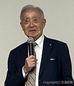 講演するJR九州初代社長の石井幸孝氏（京都鉄道博物館提供）