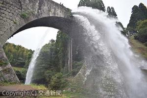 白糸台地を潤す通潤橋。橋の上からも下からも迫力ある放水が望める