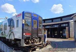 天竜二俣駅運転区に現存する「機関車転車台」に載せられた気動車。向かって右に「機関車扇形車庫」がある