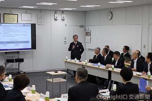 あいさつする渡邊社長」（首都圏新都市鉄道提供）