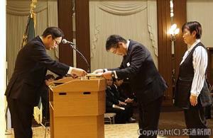 綿貫社長（左）から表彰状を受け取る受賞者