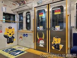 「ひこにゃん」と同社マスコットキャラクター「駅長がちゃこん」のイラスト装飾電車（近江鉄道提供）