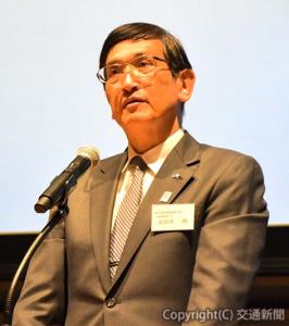 あいさつする長谷川社長