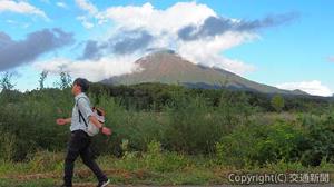 ⑦「蝦夷富士」をうたう端正な山影の羊蹄山。残り２㌔地点でようやく雲間から頂を見せた