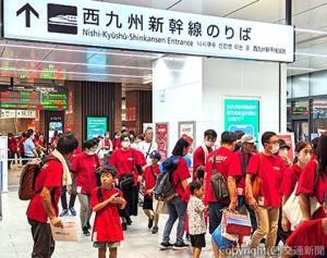 Ｔシャツきっぷを着た参加者で駅や列車内は赤く染まった＝長崎駅＝