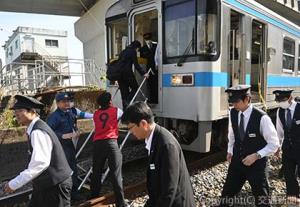 土讃線大間―須崎間での避難訓練の様子（ＪＲ四国提供）