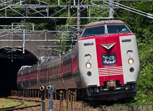 最初で最後の展示となる３８１系電車（京都鉄道博物館提供）